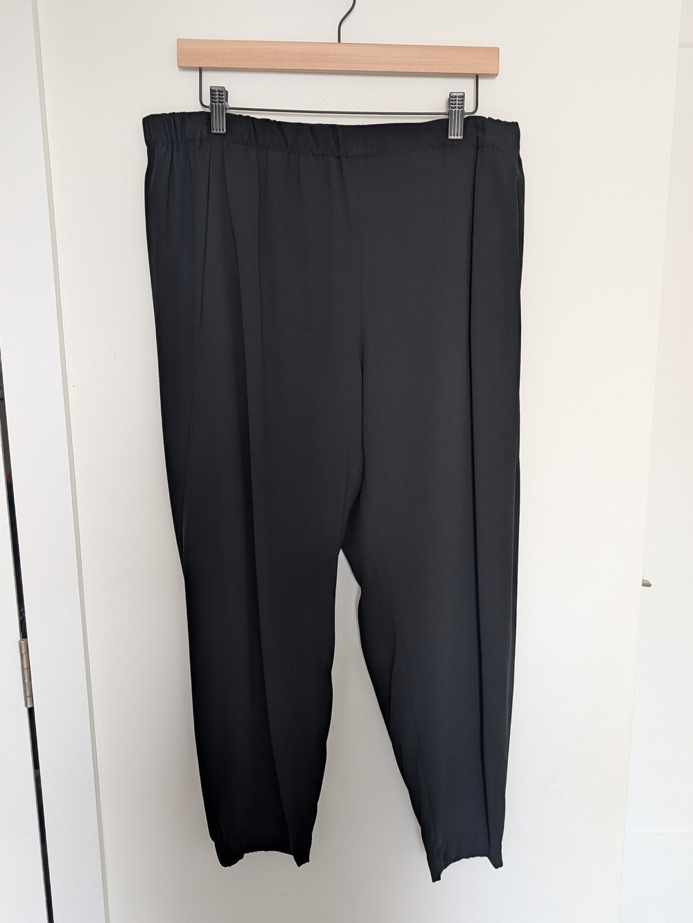 Babaton Black Elastic-Waist Tapered Joggers